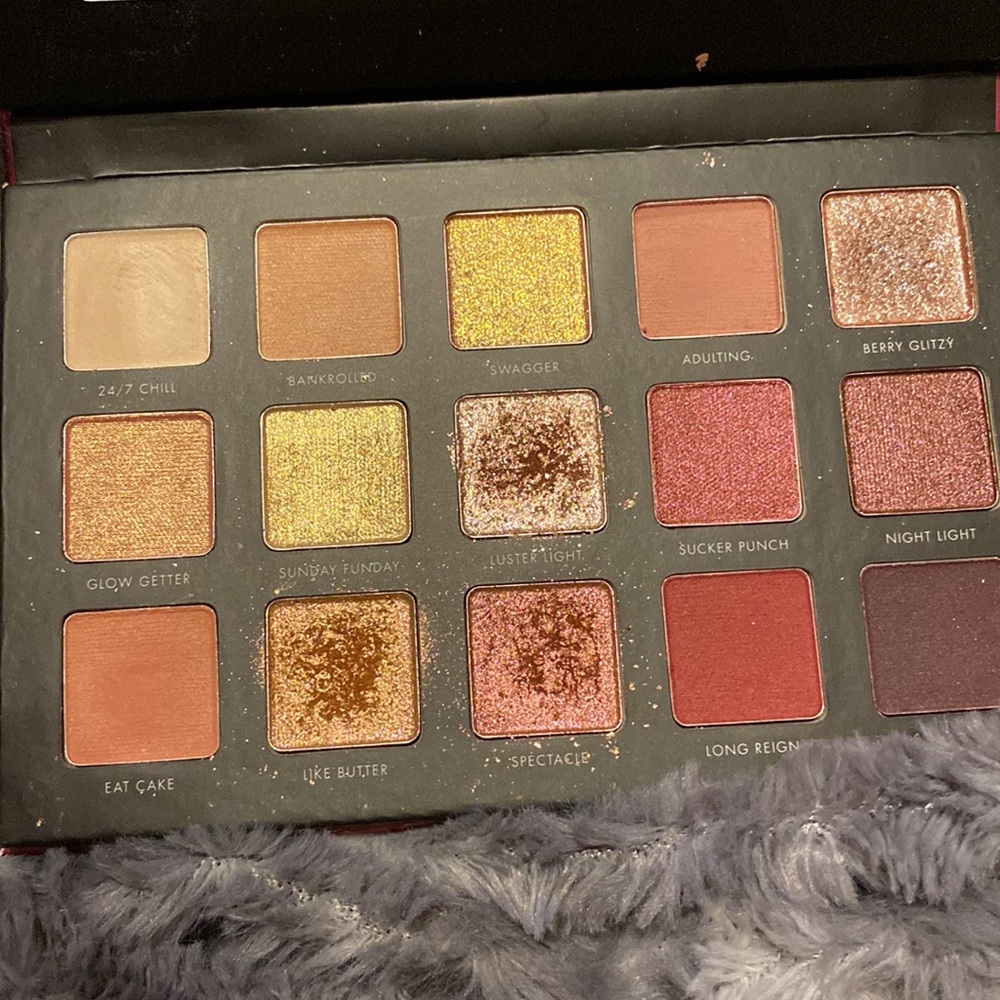Milani luster light eyeshadow palette - Picture 2 of 2